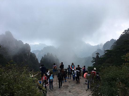 黄山“梦笔生花”和“笔架峰”景点，云雾缭绕。