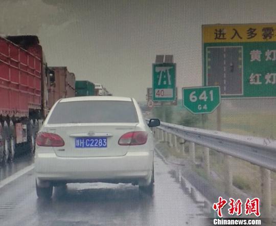 图为被河南高速交警总队曝光的违法占用应急车道车辆。河南高速交警总队供图