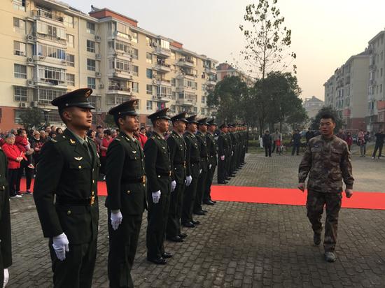 2017年夏，部队官兵到乐康苑小区，指导志愿者怎么规范升国旗。  蒋帅 供图
