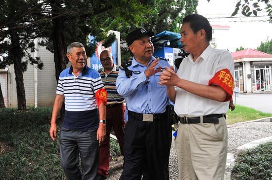 10月1日，顾侠来（蓝衣）说，今天之后他也会加入社区平安志愿者行列。 本文图片均来自上海闵行警方