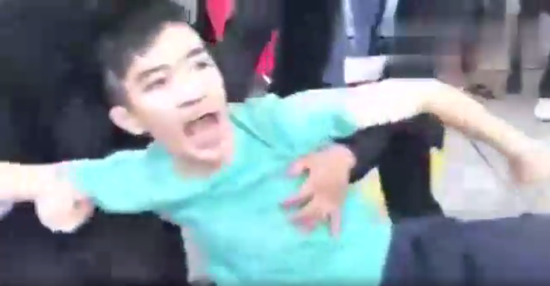 祖国母亲生日这天 这群人冒着骂声口水也要闹事