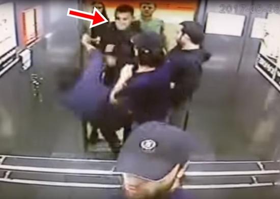 俄罗斯男子电梯内遭包围 轻松将三壮汉打趴