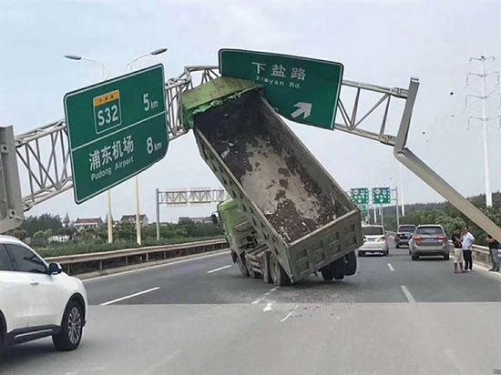 10月1日11时许，柏某驾驶一辆货车行驶时，升起的车厢将道路上的“龙门架”撞坏。 东方网 图