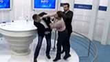 科索沃两议员直播“全武行”：互掷水瓶挥拳相向