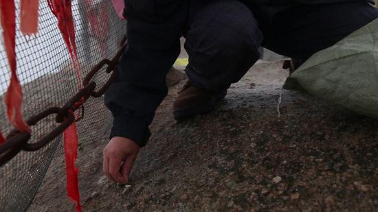 杜小利在华山西峰顶，捡游客丢在地上的瓜子壳。  本文图片均为澎湃新闻记者 陈兴王 图