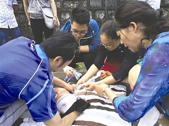 车祸现场,四川医护人员分工协作急救伤员。