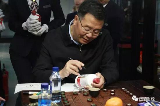 李保芳书记为经销商在茅台酒瓶上签字留念。