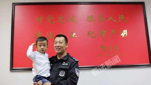 中秋佳节,李警官的妻子带着儿子来到特警机动大队探班,图为李警官抱起儿子,激动不已。摄/记者 王晋龙