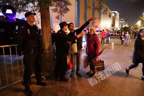 十一期间,特警队员在北京王府井步行街附近坚守岗位