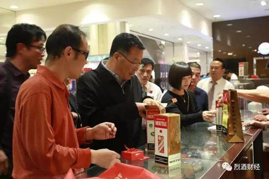 李保芳书记在王府井百货大楼酒水专区。