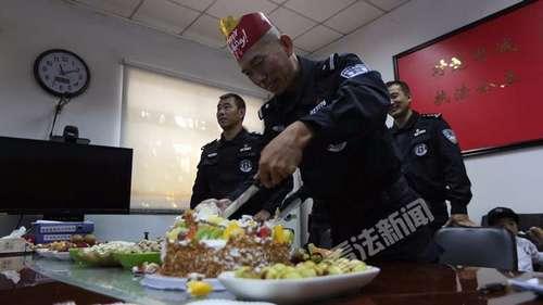 10月4日中秋节,北京市公安局东城分局特警机动大队的队员们为张警官过生日