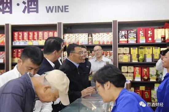 李保芳书记了解京客隆连锁店销售情况。