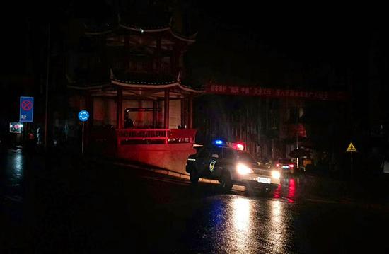 民警开警车上街亮警灯照明。镇远县公安局 供图