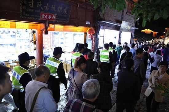 公安民警在丽江古城开展夜间巡逻。本文图片 丽江警方 供图