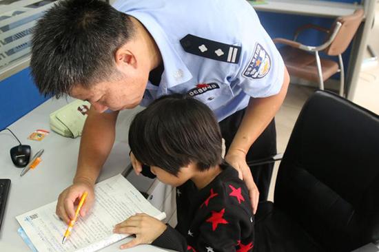 骆红玖偶尔有空时，可以辅导女儿作业。本文图片 襄阳市公安局樊城分局 供图