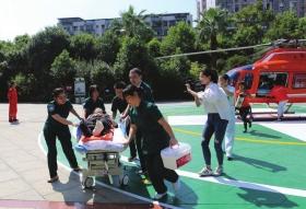 近日,来自临武的74岁患者搭乘直升机转院到郴州市第一人民医院。图/受访者提供