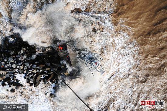 男子海中钓鱼涨潮后被困堤坝 直升机来救援(图