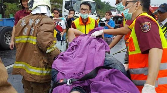 伤员送医。(图片来源:台湾《中时电子报》)