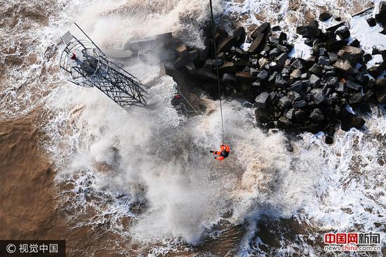 　　2017年10月2日，山东东营，交通运输部北海救助局所属的北海第一救助飞行队紧急出动专业救助直升机，营救被困海中的遇险者。
