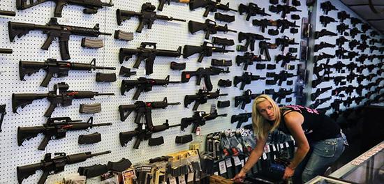 枪店的内景，可以看到有种类数量众多的AR-15系列枪械。