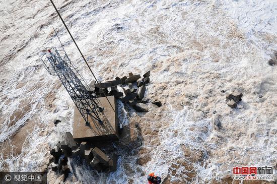2017年10月2日，山东东营，交通运输部北海救助局所属的北海第一救助飞行队紧急出动专业救助直升机，营救被困海中的遇险者。