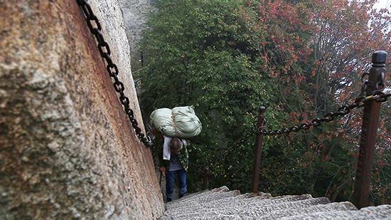 独臂挑夫何天武。 本文图均为 澎湃新闻记者 陈兴王 图