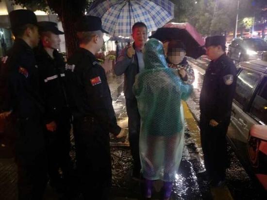 平易近警找到走掉的孩子。警方供图