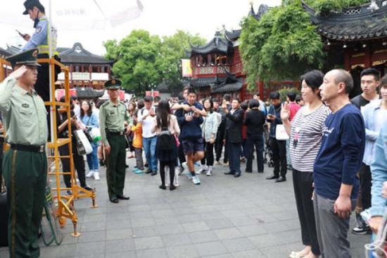 ↑武警战士郑斌在哨位上向父母敬礼。来源:武警供图