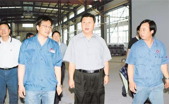 2006年6月14日，习近平在金华市经济开发区深入企业车间调研。浙江日报记者 周咏南 摄