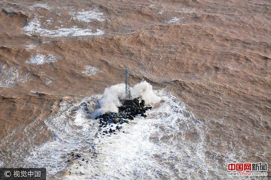 男子海中钓鱼涨潮后被困堤坝 直升机来救援(图