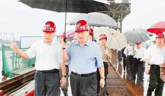 2006年6月1日，习近平在温州温福铁路飞云江大桥建设工地调研。　浙江日报记者 周咏南 摄