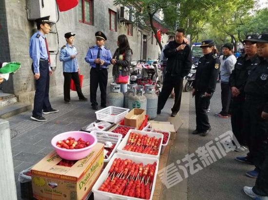 东城城管结合多部分对一处糖葫芦黑作坊进行撤消。 摄/通信员 刘满清