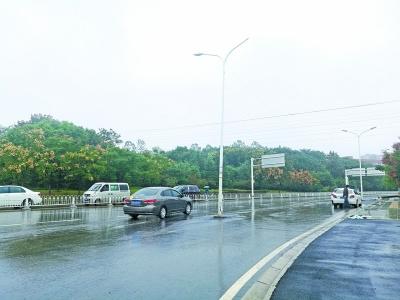 马路中间立着一根路灯杆记者孙笑天 摄