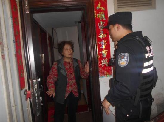 民警李昊东敲开了李大娘的房门探望。 茅箭警方 供图