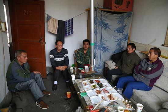 10月4日,何天武一行5人在一起过中秋节。