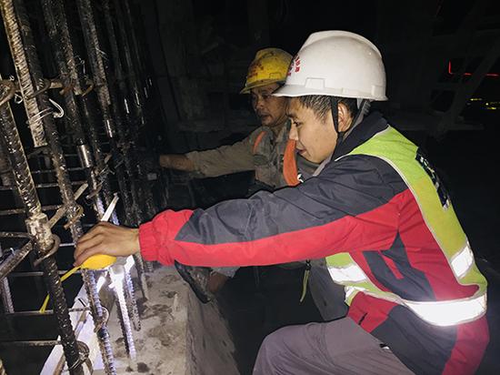 中秋当天,刘建林在隧道现场值班。