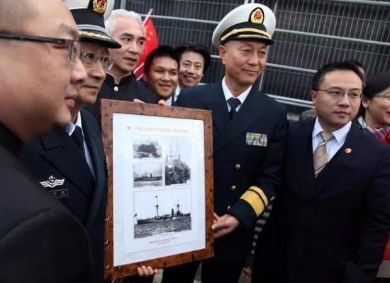 中国舰队首次访问伦敦 获赠一份特殊礼物