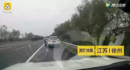 江苏徐州,一辆白色轿车违停高速公路应急车道。