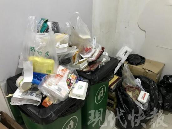 △南京一家写字楼里,午饭时间还没过,电梯间的垃圾桶已经被外卖餐盒填满了