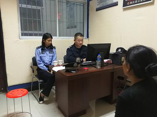 办案民警将杨某和其家属带往派出所接受询问。