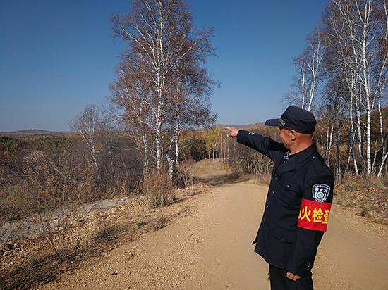 张振江正在他所负责的林区巡山。本文图片 澎湃新闻记者 王哿