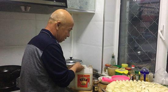 下班后,张振江回到家中帮着80多岁的父母做饭。