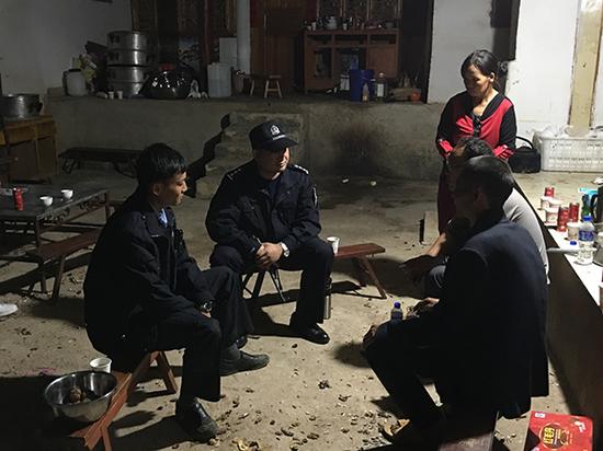 中秋当晚,民警赶往杨某家中了解情况,他家人给他张罗着于翌日完婚。