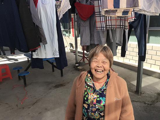 能和儿子朝夕相伴,王万全的幸福和快乐溢于言表。
