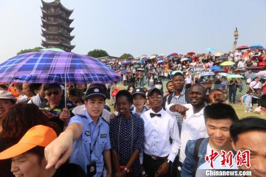 来自世界各地的中外游客齐聚海宁领略壮观的钱江潮。 何家驹 摄