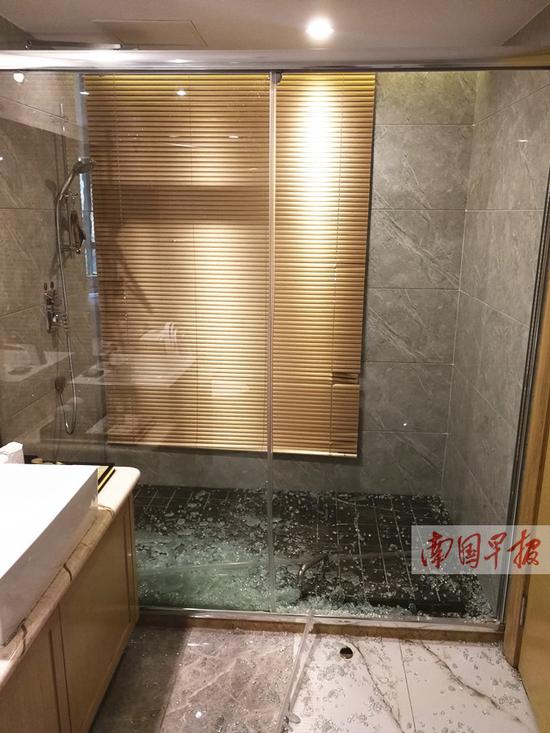 酒店洗澡间门爆裂，玻璃碎片洒了一地。记者 吕海锋摄