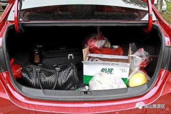 车尾厢内存放有大小箱包、食品、衣物等物品。