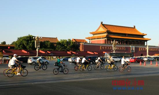 资料图片:2017年9月17日,北京。市民骑共享单车行驶在天安门前及长安街上。(图片来源:视觉中国)