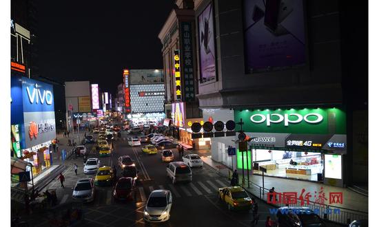 资料图片:2017年2月27日,广东省东莞市塘厦镇手机店铺夜景。(图片来源:视觉中国)