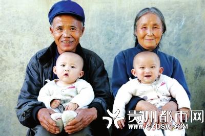 两位老人第一次和孙子合影。本文图片 贵州都市报